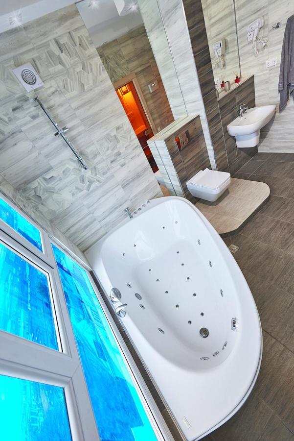 Sauna, Big Jacuzzi , Khreshchatyk apartments Kiew Exterior foto
